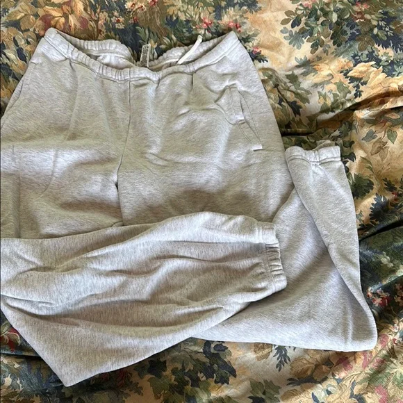 SKIMS Light Gray classic jogger sweatpants - Picture 4 of 6